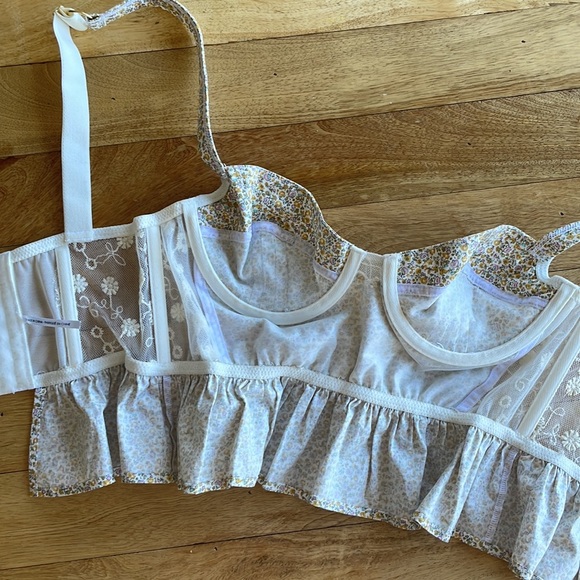 Dainty flower and lace coreset top - Picture 5 of 6